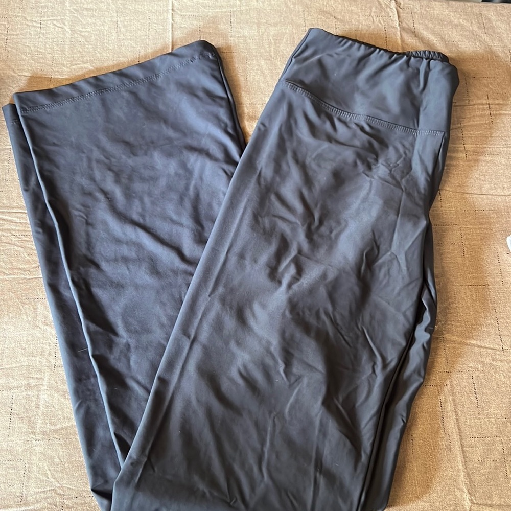 Bally total fitness yoga pants size medium.